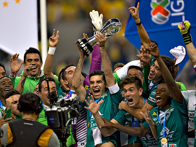 Rafael Márquez leventa el sexto título en la historia del León. (Mexsport)