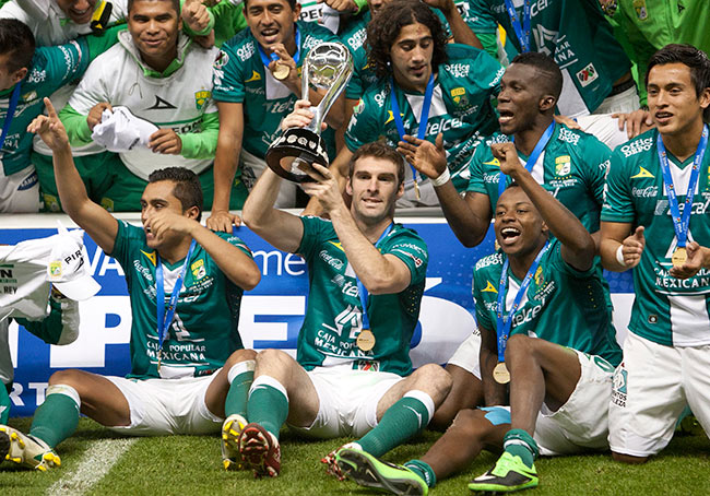 El goleador Mauro Boselli con el trofeo de campeón. (Mexsport)