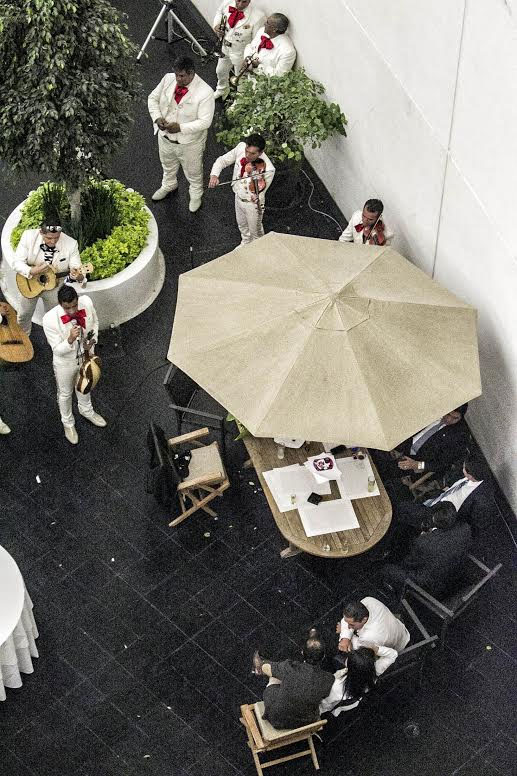 El panista convidó a colaboradores preferentes a la terraza de su oficina en la Jucopo a quienes agasajó con comida, bebida y mariachis.