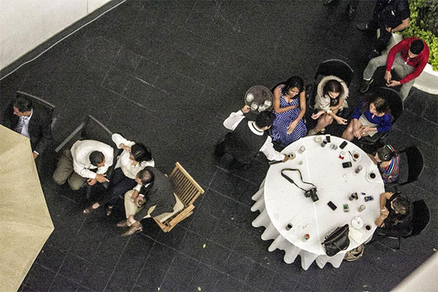 El panista convidó a colaboradores preferentes a la terraza de su oficina en la Jucopo a quienes agasajó con comida, bebida y mariachis.