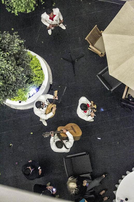 El panista convidó a colaboradores preferentes a la terraza de su oficina en la Jucopo a quienes agasajó con comida, bebida y mariachis.