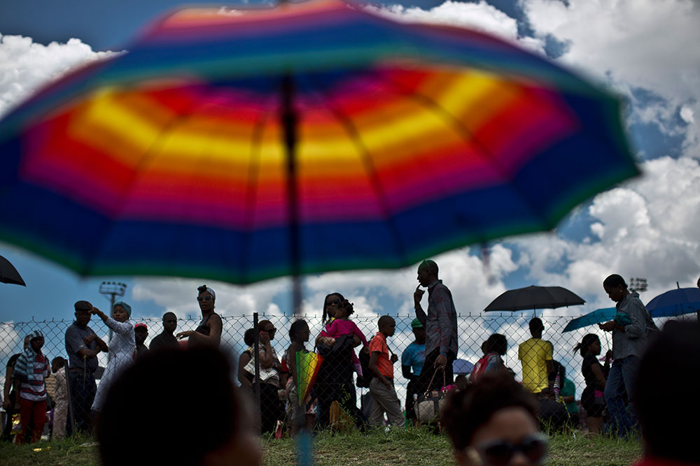 La espera media para llegar a ese punto es de cinco horas, la mayoría de ellas bajo el asfixiante sol del verano, "pero vale la pena; esperaríamos el doble si hiciera falta", asegura una joven con dos banderas de Sudáfrica prendidas del pelo, uno de los atuendos más comunes de la fila. / AP La espera media para llegar a ese punto es de cinco horas, la mayoría de ellas bajo el asfixiante sol del verano, "pero vale la pena; esperaríamos el doble si hiciera falta", asegura una joven con dos banderas de Sudáfrica prendidas del pelo, uno de los atuendos más comunes de la fila. / AP