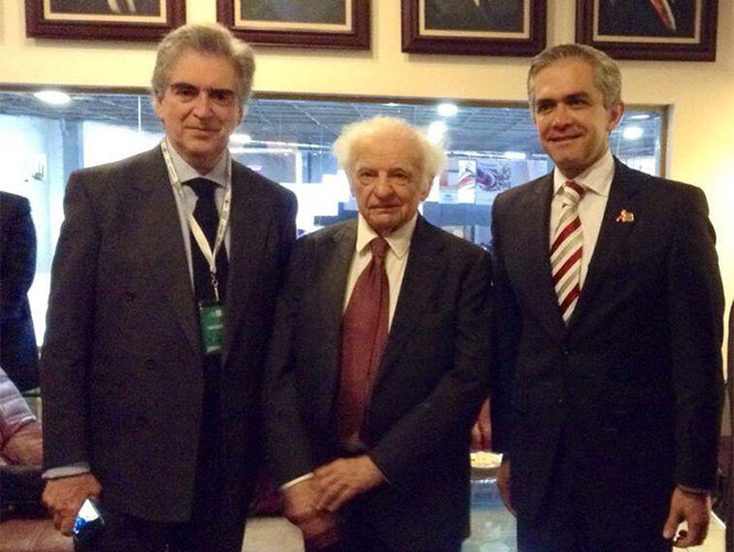 Rafael Tovar, el poeta Yves Bonnefoy y Miguel Ángel Mancera en la FIL de Guadalajara. Foto Twitter Rafael Tovar, el poeta Yves Bonnefoy y Miguel Ángel Mancera en la FIL de Guadalajara. Foto Twitter