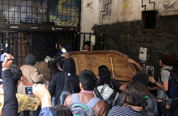 Al mediodía, unas 25 personas, algunas embozadas, retomaron las instalaciones del auditorio Che Guevara que se encuenta en la Facultad de Filosofía y Letras. Foto: Cuartoscuro