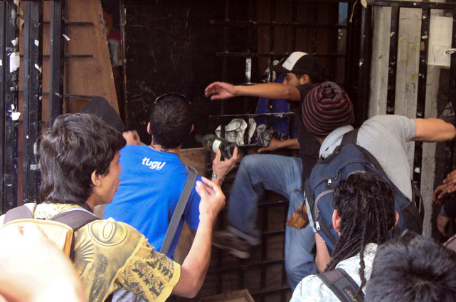 Al mediodía, unas 25 personas, algunas embozadas, retomaron las instalaciones del auditorio Che Guevara que se encuenta en la Facultad de Filosofía y Letras. Foto: Cuartoscuro
