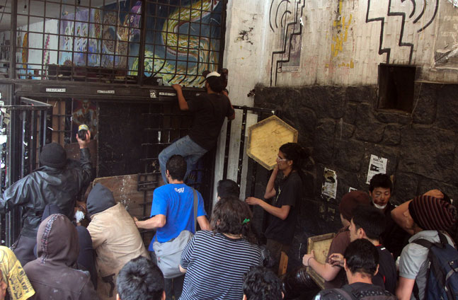 Al mediodía, unas 25 personas, algunas embozadas, retomaron las instalaciones del auditorio Che Guevara que se encuenta en la Facultad de Filosofía y Letras. Foto: Cuartoscuro