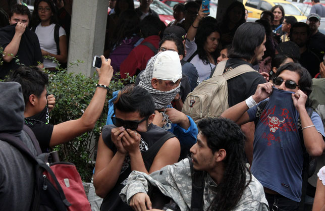 Al mediodía, unas 25 personas, algunas embozadas, retomaron las instalaciones del auditorio Che Guevara que se encuenta en la Facultad de Filosofía y Letras. Foto: Cuartoscuro