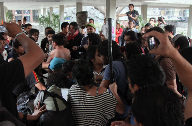 Al mediodía, unas 25 personas, algunas embozadas, retomaron las instalaciones del auditorio Che Guevara que se encuenta en la Facultad de Filosofía y Letras. Foto: Cuartoscuro