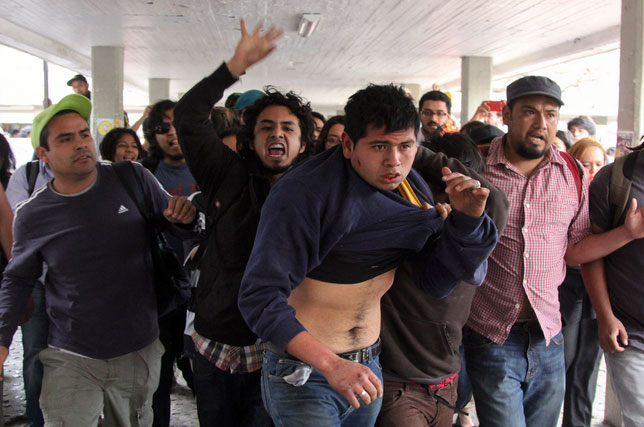 Al mediodía, unas 25 personas, algunas embozadas, retomaron las instalaciones del auditorio Che Guevara que se encuenta en la Facultad de Filosofía y Letras. Foto: Cuartoscuro