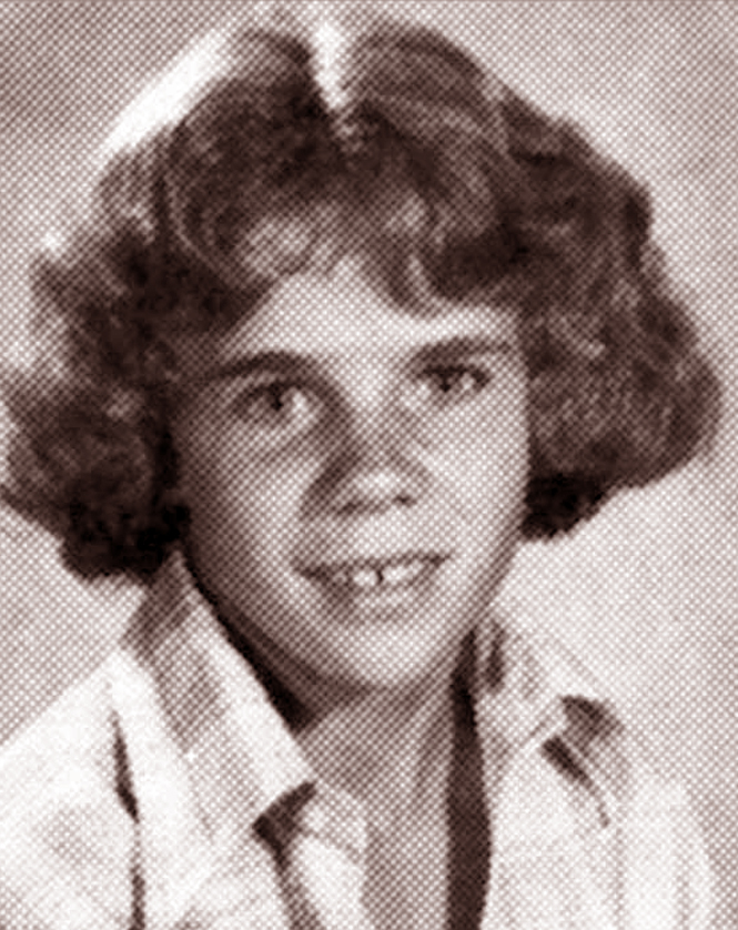 La pulga del colegio. Michael Peter Balzary antes de ser conocido mundialmente como Flea, el bajista de los Red Hot Chili Peppers. La pulga del colegio. Michael Peter Balzary antes de ser conocido mundialmente como Flea, el bajista de los Red Hot Chili Peppers.