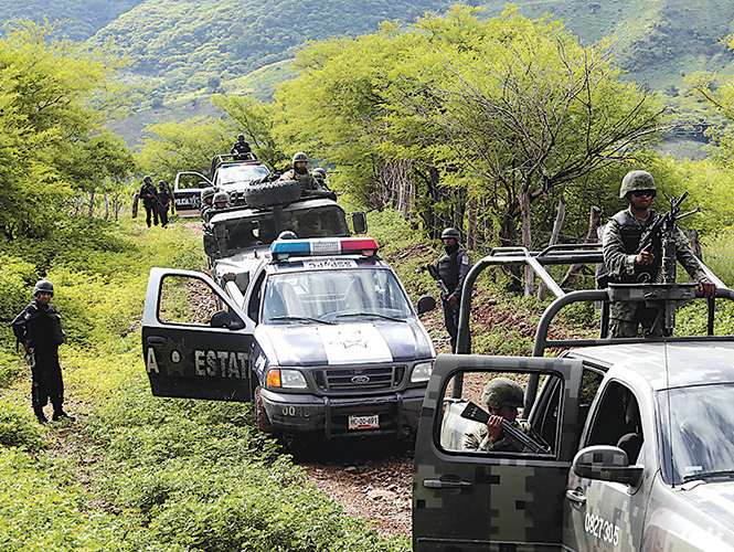 Soldados y policías patrullan el poblado de Ixtayotla, Guerrero, uno de los 13 pueblos que los residentes han abandonado debido a los asesinatos, amenazas y secuestros. Foto: AFP