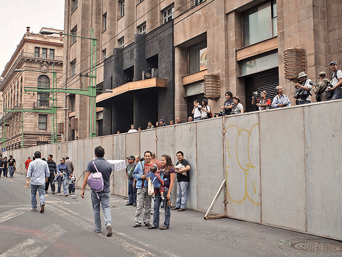 El acceso al corredor peatonal Madero y a la calle 5 de Mayo fue bloqueado con vallas metálicas en sus cruces con el Eje Central Lázaro Cárdenas. Fotos: Eduardo Jiméne