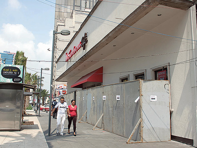Los primeros negocios en proteger sus fachadas fueron los ubicados sobre avenida Juárez, en el tramo entre Bucareli y Balderas. Foto: Cuartoscuro