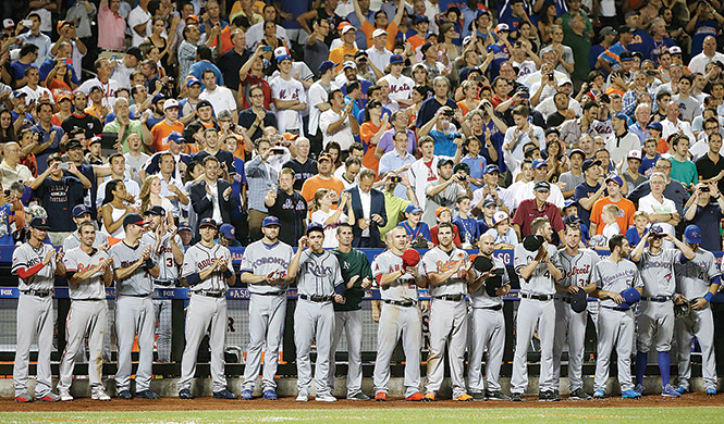 Todos de pie. Aficionados, jugadores de entrenadores recibieron con aplausos la entrada de Mariano Rivera. Foto: AP Todos de pie. Aficionados, jugadores de entrenadores recibieron con aplausos la entrada de Mariano Rivera. Foto: AP