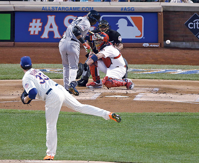 El pitcher Matt Harvey le dio un pelotazo a Robinson Canó en la primera entrada; el jugador de Yanquis no pudo continuar. Foto: AP El pitcher Matt Harvey le dio un pelotazo a Robinson Canó en la primera entrada; el jugador de Yanquis no pudo continuar. Foto: AP