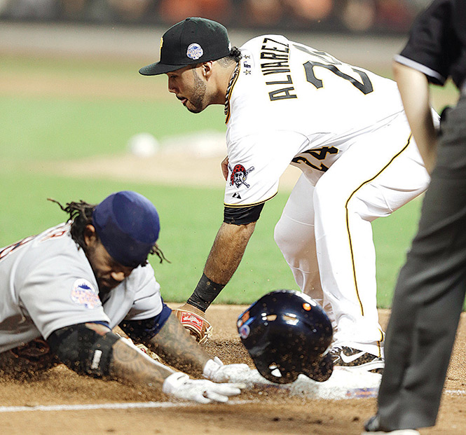 Prince Fielder puso otro momento especial al sacar un batazo al jardín central que se encargó de convertir en un triple por su gran entrega. Foto: AP Prince Fielder puso otro momento especial al sacar un batazo al jardín central que se encargó de convertir en un triple por su gran entrega. Foto: AP