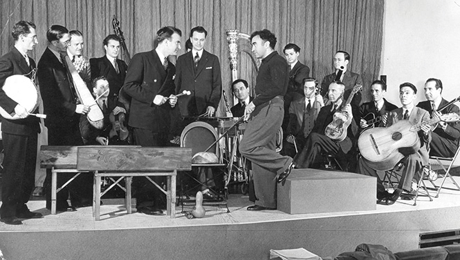 En 1928, Carlos Chávez (batuta en mano) fundó la Orquesta Sinfónica de México, que en 1947 se convirtió en la Sinfónica Nacional; con esa primera agrupación (foto) sentó el pie de un desarrollo musical que ahora ha crecido considerablemente y continúa dando frutos. En 1928, Carlos Chávez (batuta en mano) fundó la Orquesta Sinfónica de México, que en 1947 se convirtió en la Sinfónica Nacional; con esa primera agrupación (foto) sentó el pie de un desarrollo musical que ahora ha crecido considerablemente y continúa dando frutos.