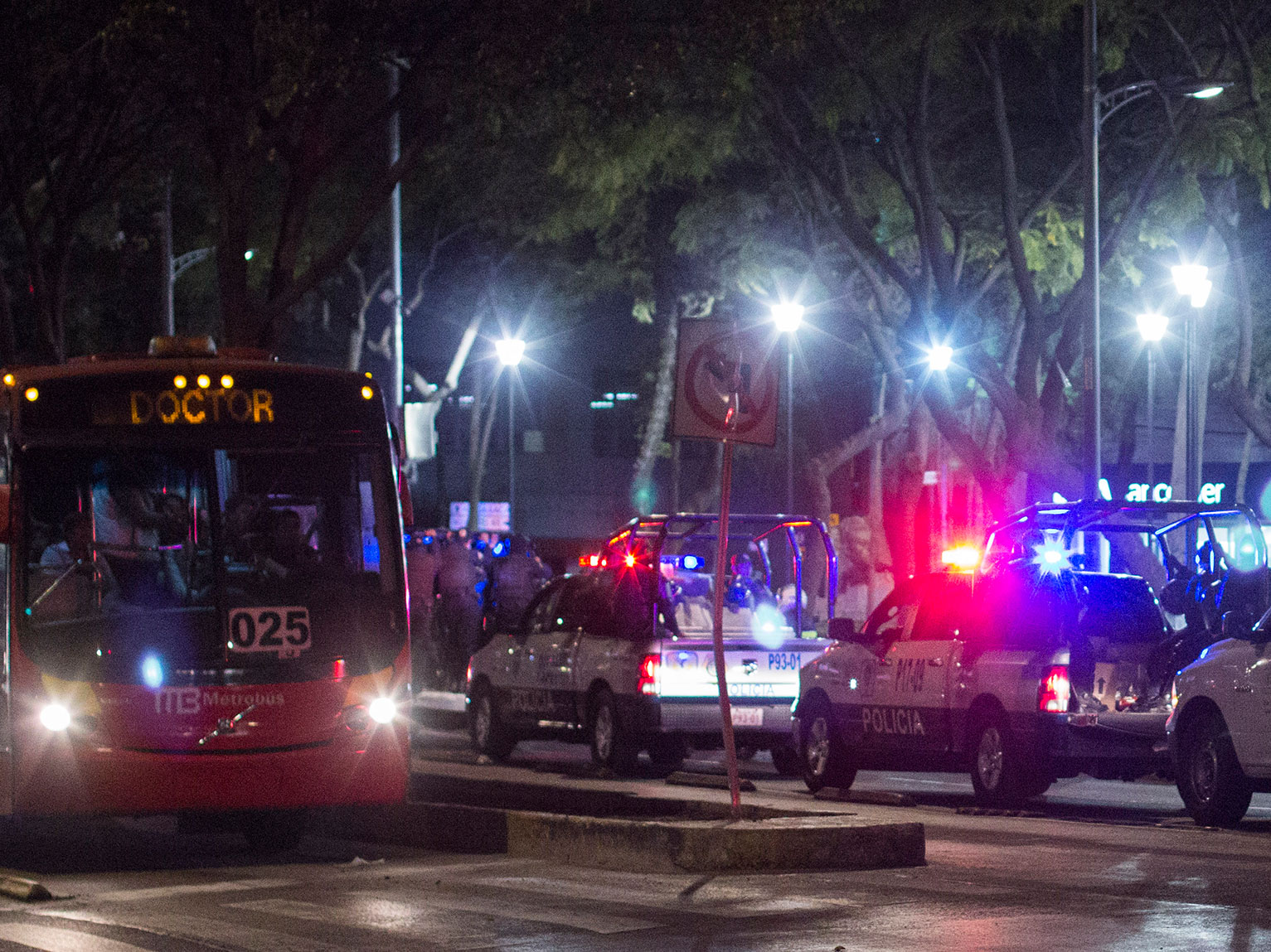 Al lamentable accidente ocurrido hacia las 19:00 horas junto a la estación Chilpancingo del Metrobús, sobre la avenida Insurgentes al cruce con el Eje 3 Sur Baja California, en dirección a la glorieta de los Insurgentes, acudieron elementos de la SSPDF quienes rápidamente cerraron la circulación para facilitar las labores de los equipos de emergencia