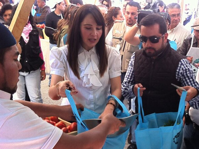La secretaria de Medio Ambiente capitalino, Tanya Müller García estuvo presente en el Mercado de Trueque Itinerante en Miguel Hidalgo. (Foto @PlanVerde) La secretaria de Medio Ambiente capitalino, Tanya Müller García estuvo presente en el Mercado de Trueque Itinerante en Miguel Hidalgo. (Foto @PlanVerde)