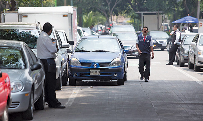 Para reducir los embudos viales que ocasionan los valet parking, se planea “espaciarlos” por las vialidades de la demarcación. Para reducir los embudos viales que ocasionan los valet parking, se planea “espaciarlos” por las vialidades de la demarcación.