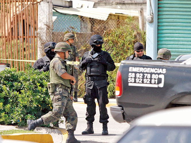Ejército y Policía Federal se han involucrado de lleno en el combate al secuestro. En la imagen, un operativo en Tultepec, Estado de México. Ejército y Policía Federal se han involucrado de lleno en el combate al secuestro. En la imagen, un operativo en Tultepec, Estado de México.