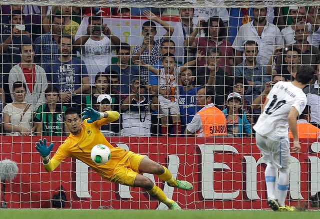 El portero Alphonse Areola atajó dos disparos de los uruguayos desde los once pasos (AP) El portero Alphonse Areola atajó dos disparos de los uruguayos desde los once pasos (AP)