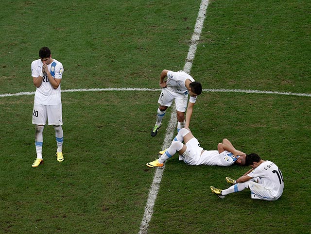 Los uruguayos lamentan la derrota (AP) Los uruguayos lamentan la derrota (AP)
