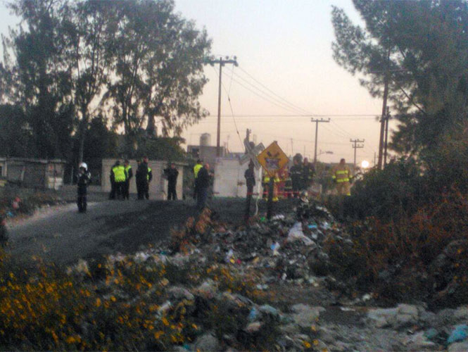 Pemex informó que el incidente ocurrido en la colonia Alta Villa de ese municipio fue originado por una toma clandestina en el poliducto Tuxpan-Azcapotzalco. Foto Ricardo Vitela Pemex informó que el incidente ocurrido en la colonia Alta Villa de ese municipio fue originado por una toma clandestina en el poliducto Tuxpan-Azcapotzalco. Foto Ricardo Vitela