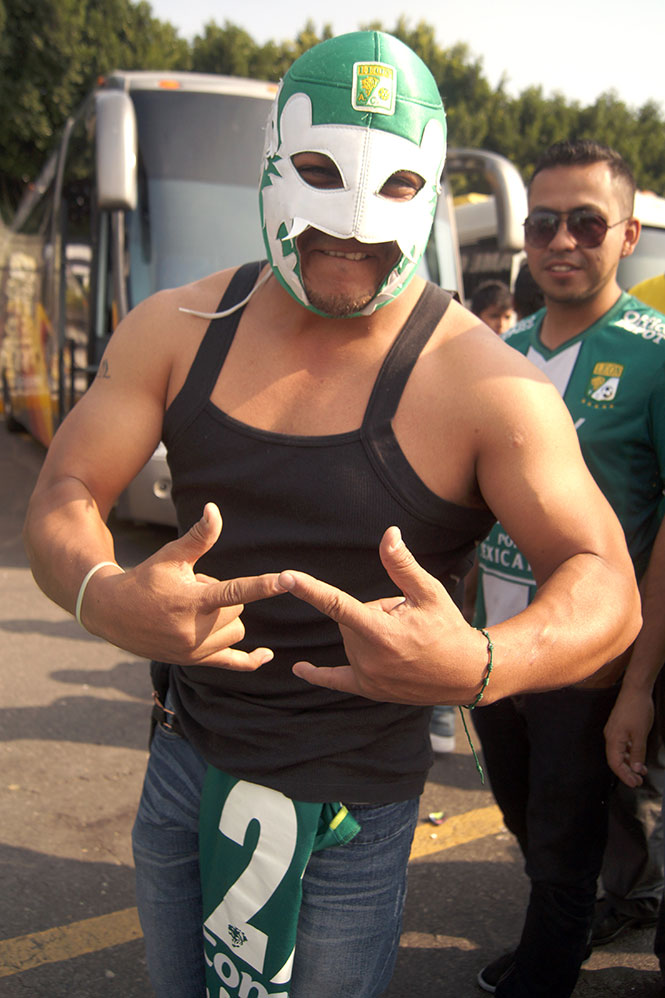 León contó con el apoyo de enmascarados que alentaron todo el partido. (Mexsport) León contó con el apoyo de enmascarados que alentaron todo el partido. (Mexsport)