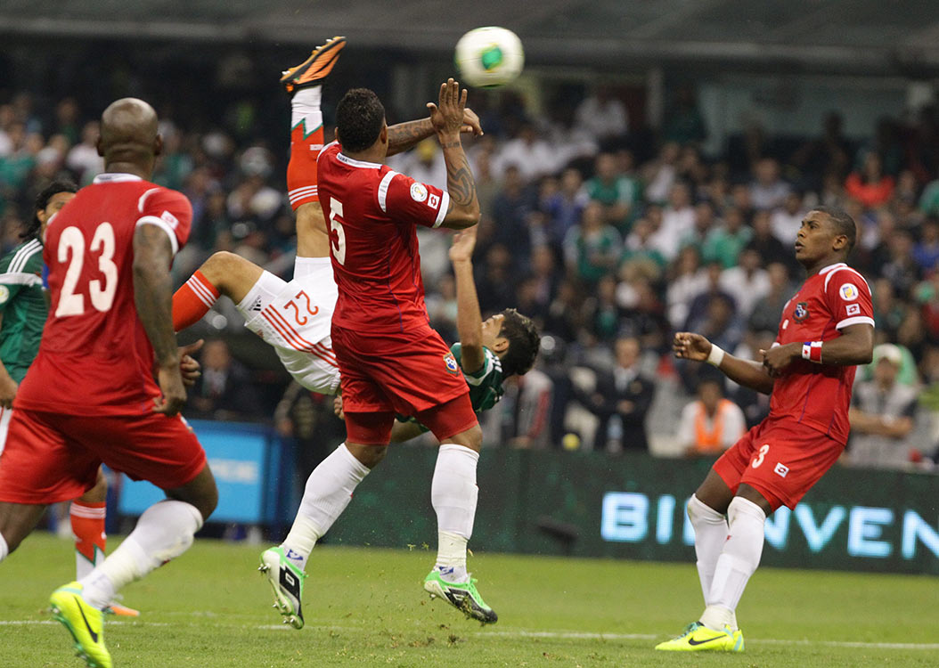 Este remate espectacular le dio el triunfo a la selección mexicana, (EFE)