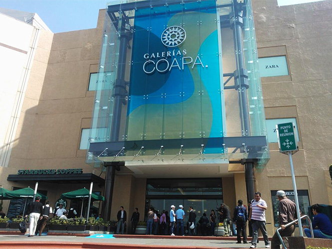 Esta tarde se llevo a cabo un asalto a la Joyería Expresiones en Galerias Coapa, en el hecho un policía falleció. Esta tarde se llevo a cabo un asalto a la Joyería Expresiones en Galerias Coapa, en el hecho un policía falleció.