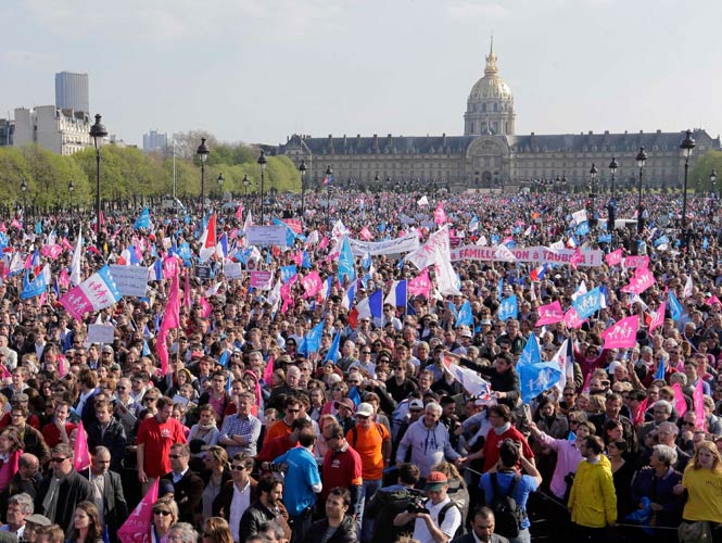 Miles de opositores a los matrimonios gay se manifestaron en calles de París (Reuters)