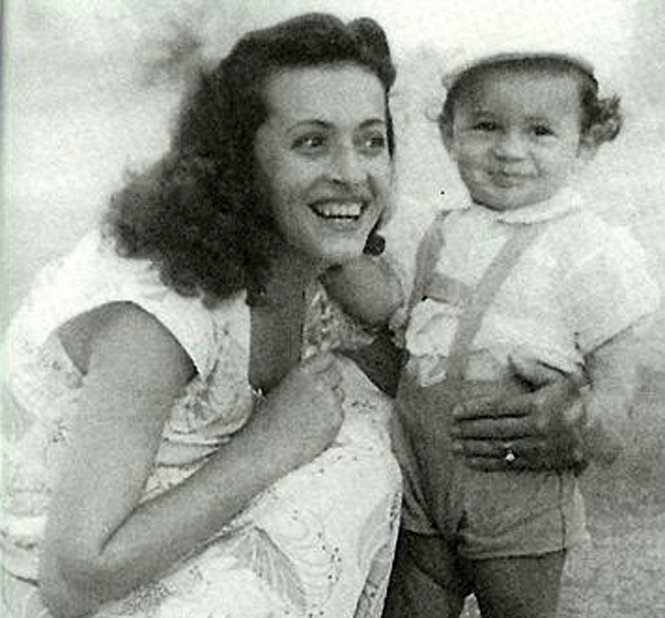 Cuando no sacaba la lengua. Gene Simmons, el bajista de Kiss, en sus años mozos cuando no se maquillaba, no era excéntrico y menos mujeriego. Cuando no sacaba la lengua. Gene Simmons, el bajista de Kiss, en sus años mozos cuando no se maquillaba, no era excéntrico y menos mujeriego.