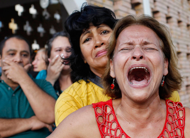 Los partidarios del presidente Hugo Chávez reaccionan después de que el vicepresidente anunció la muerte de El Comandante, en el centro de Caracas, Venezuela. Los partidarios del presidente Hugo Chávez reaccionan después de que el vicepresidente anunció la muerte de El Comandante, en el centro de Caracas, Venezuela.