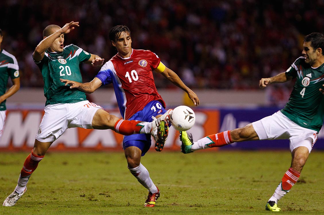 Torres Nilo, Ruiz y Márquez, enseñan la suela del zapato. (AP)