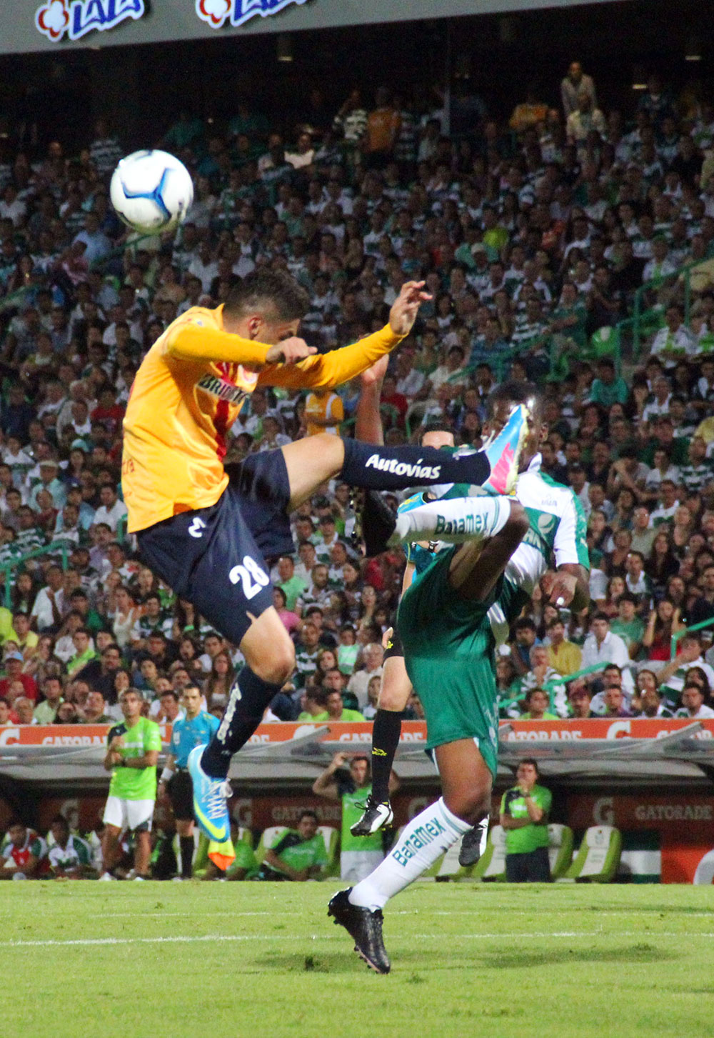 Los gestos de la batalla de la jornada del Torneo Apertura 2013 de la Liga MX (Notimex)