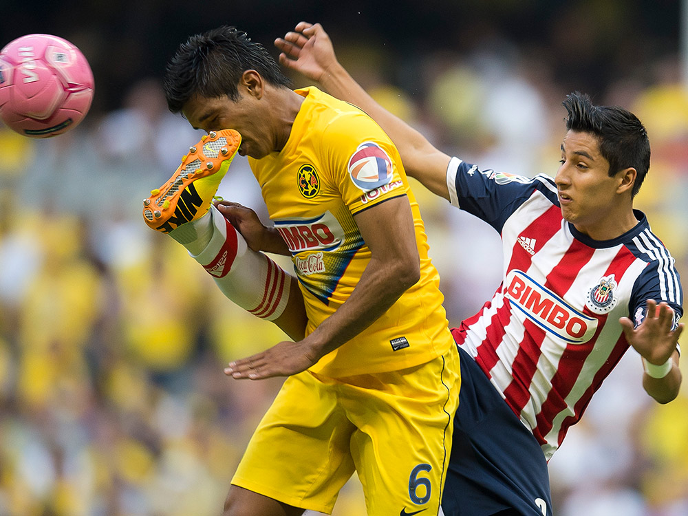 Una intensa batalla se vivió en el terreno de juego por hacerse de la posesión del balón (Mexsport)