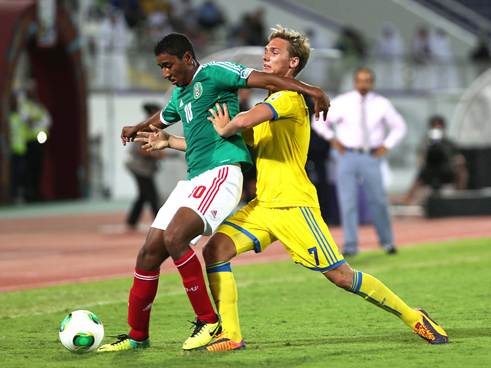 Linus Wahlqvist trata de quitarle el balón al jugador mexicano (Mexsport)
