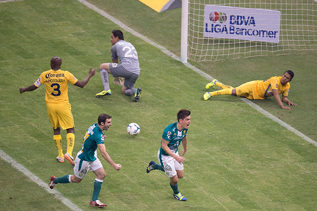 González inicia el festejo tras meter el segundo de La Fiera. (Mexsport)