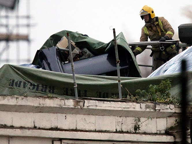 La Policía escocesa confirmó hoy que ha sido hallado otro cadáver entre los escombros del pub de Glasgow sobre el que el viernes cayó un helicóptero policial, lo que eleva a nueve el número de muertos (AP) La Policía escocesa confirmó hoy que ha sido hallado otro cadáver entre los escombros del pub de Glasgow sobre el que el viernes cayó un helicóptero policial, lo que eleva a nueve el número de muertos (AP)