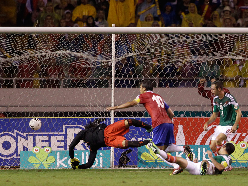 1-0. Bryan Ruiz se quitó a dos defensores al controlar el balón en el área y darse la media vuelta, mandó un disparo potente que venció a Memo Ochoa al minuto 24 (AP)