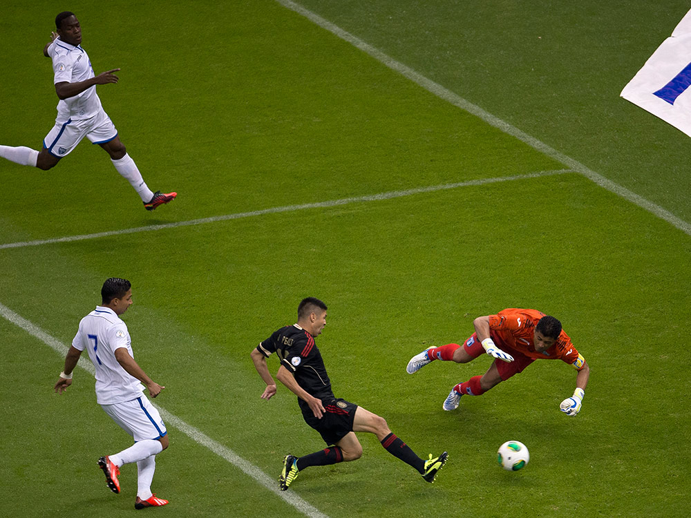 1-0. Ante la presión de Honduras, Salcido despejó el peligro y el equipo mexicano recuperó el balón desde su propio campo. Giovani dos Santos se quitó a su marcador y llegó al área chica, mandó diagonal y Oribe Peralta empujó para mandar el esférico al fondo de las redes al minuto 5 (Mexsport)