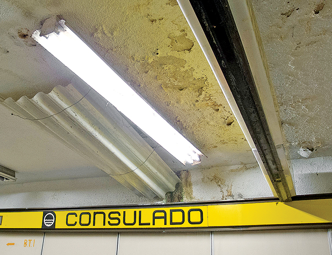 También los pasillos de la red padecen problemas de humedad.