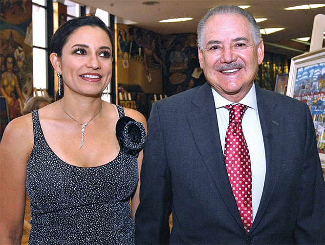 El 1 de mayo del año pasado, Raúl Salinas, en compañía de Ana Cecilia Martínez, acudió a un sorteo de la Lotería Nacional en conmemoración de don Alejo Peralta. El 1 de mayo del año pasado, Raúl Salinas, en compañía de Ana Cecilia Martínez, acudió a un sorteo de la Lotería Nacional en conmemoración de don Alejo Peralta.