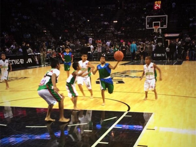 Niños triquis juegan en medio tiempo de partido de la NBA
