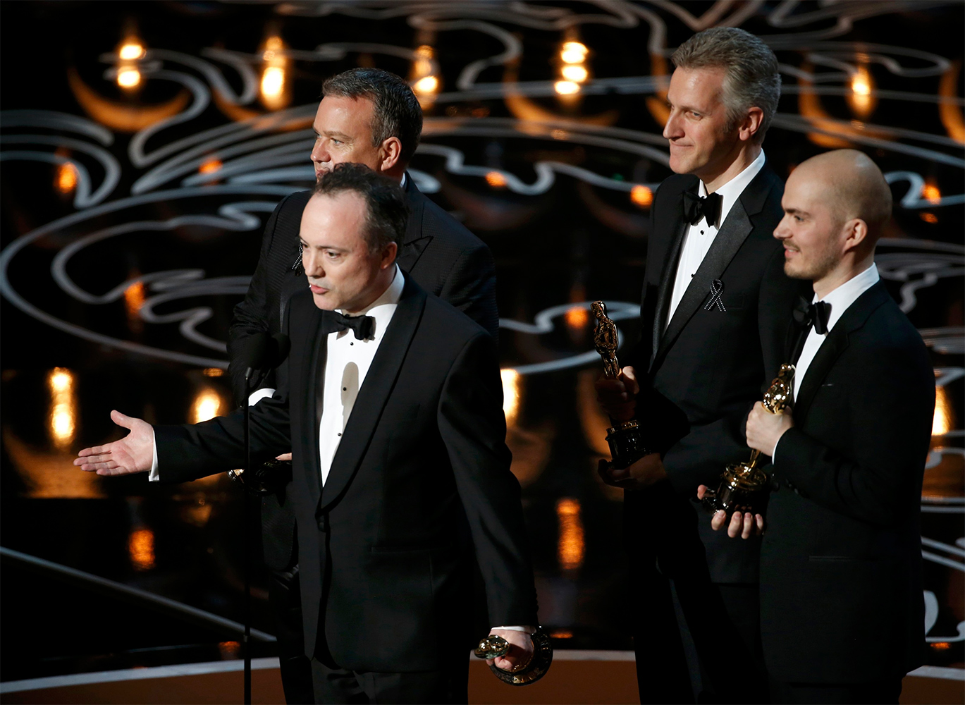 Tim Webber, Chris Lawrence, Dave Shirk y Neil Corbould reciben la primera estatuilla por Mejores Efectos Visuales por la cinta Gravity del director Alfonso Cuarón. (Reuters) Tim Webber, Chris Lawrence, Dave Shirk y Neil Corbould reciben la primera estatuilla por Mejores Efectos Visuales por la cinta Gravity del director Alfonso Cuarón. (Reuters)