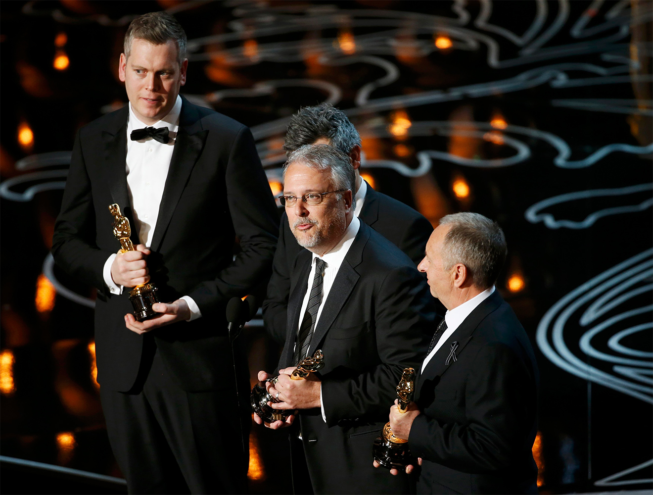 Skip Lievsaym, Christopher Benstead, Chris Munro y Niv Adiri reciben el Oscar por Mejor Mezcla de Sonido por la cinta 'Gravity'. (Reuters) Skip Lievsaym, Christopher Benstead, Chris Munro y Niv Adiri reciben el Oscar por Mejor Mezcla de Sonido por la cinta 'Gravity'. (Reuters)
