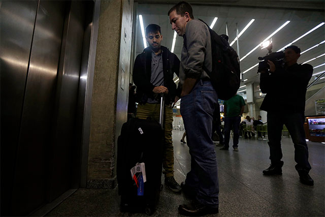 Bajo asedio. El novio brasileño del periodista británico Glenn Greenwald (der.), quien destapó el 'caso Snowden', fue objeto de una prolongada detención por parte de las autoridades británicas con el argumento de una ley antiterrorismo.