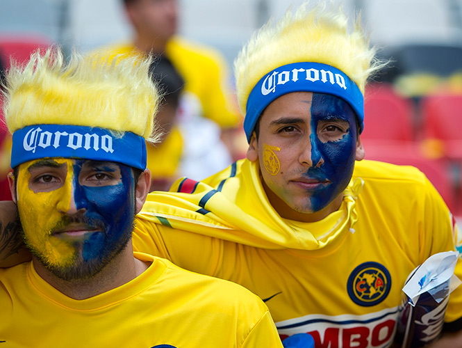 Caras pintadas, pelucas y playeras le pusieron ambiente al Estadio Azteca. (Mexsport) Caras pintadas, pelucas y playeras le pusieron ambiente al Estadio Azteca. (Mexsport)