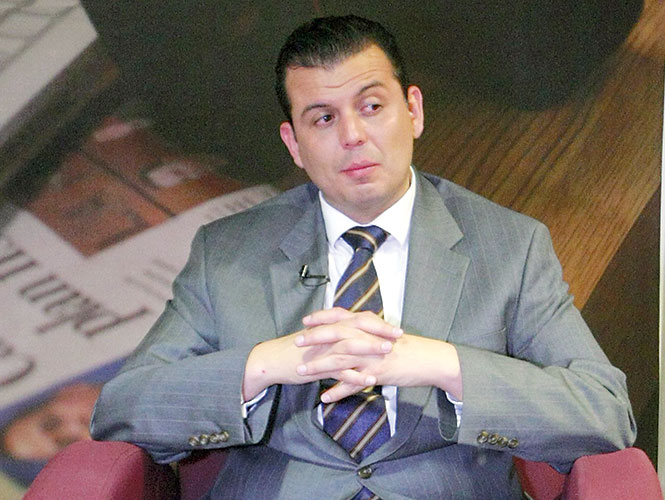 Guillermo Valencia ha sido líder juvenil del PRI y diputado local. Tiene 33 años. Es casado. Su padre y su hermano fueron levantados por el crimen. Guillermo Valencia ha sido líder juvenil del PRI y diputado local. Tiene 33 años. Es casado. Su padre y su hermano fueron levantados por el crimen.